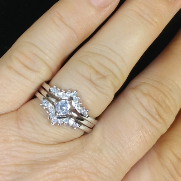 Aprilsplace Jewelry - Solitaire Ring with Enhancer Guard Size 8